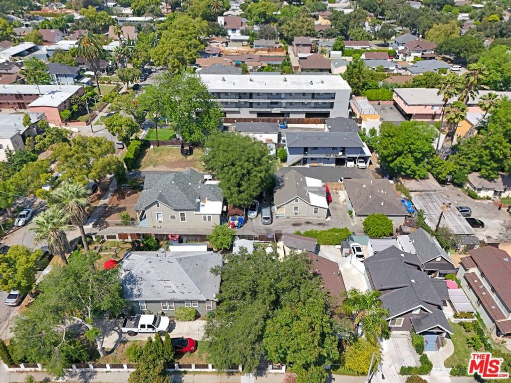 Image 5 of property listing at 826 N Summit Avenue, Pasadena, CA 91103