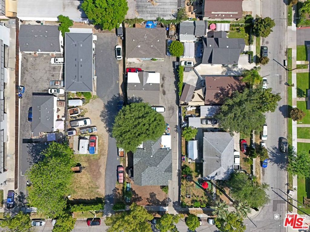 Image 6 of property listing at 826 N Summit Avenue, Pasadena, CA 91103