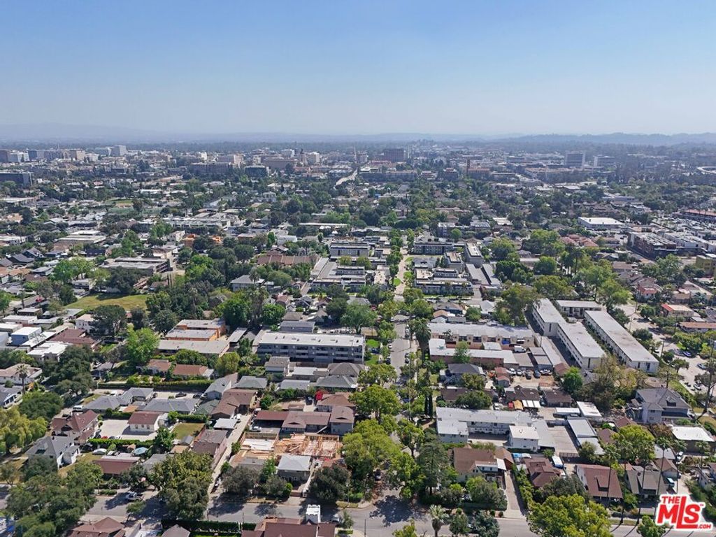 Image 8 of property listing at 826 N Summit Avenue, Pasadena, CA 91103