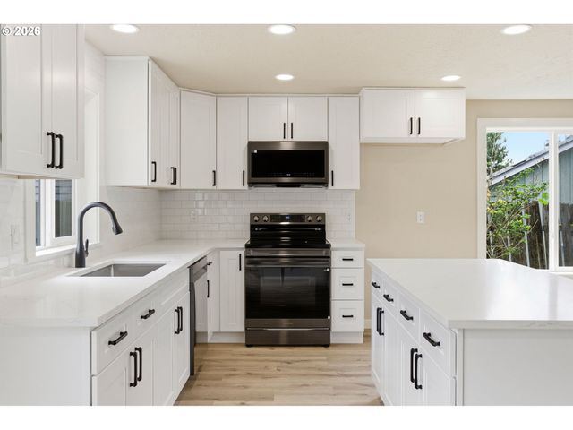 1015 CUNNINGHAM Ln, Salem, OR 97302