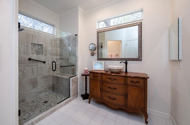 290 Whispering Wind DR, Georgetown, TX 78633