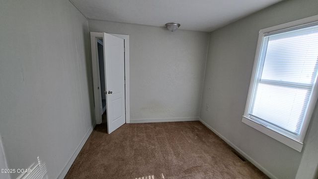 1302 S Iowa Avenue, Joplin, MO 64801