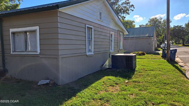 1302 S Iowa Avenue, Joplin, MO 64801