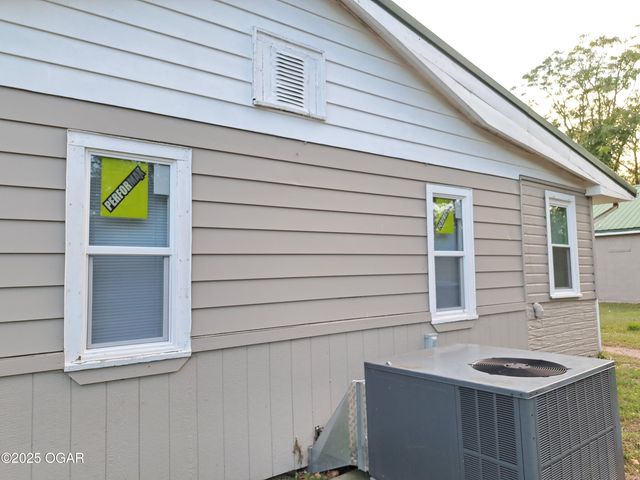 1302 S Iowa Avenue, Joplin, MO 64801