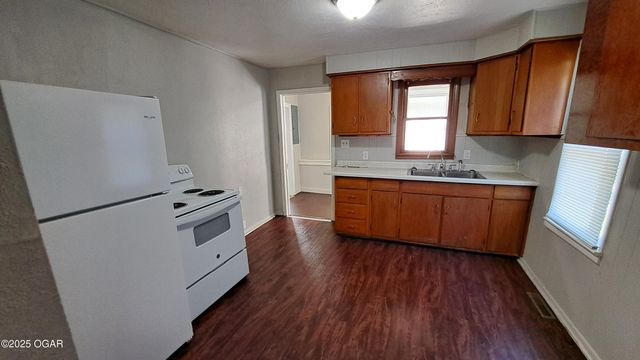 1302 S Iowa Avenue, Joplin, MO 64801