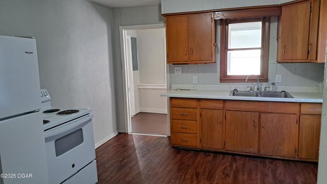 1302 S Iowa Avenue, Joplin, MO 64801