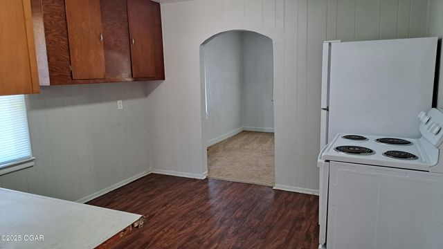 1302 S Iowa Avenue, Joplin, MO 64801