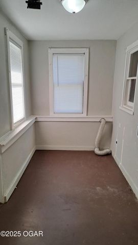 1302 S Iowa Avenue, Joplin, MO 64801