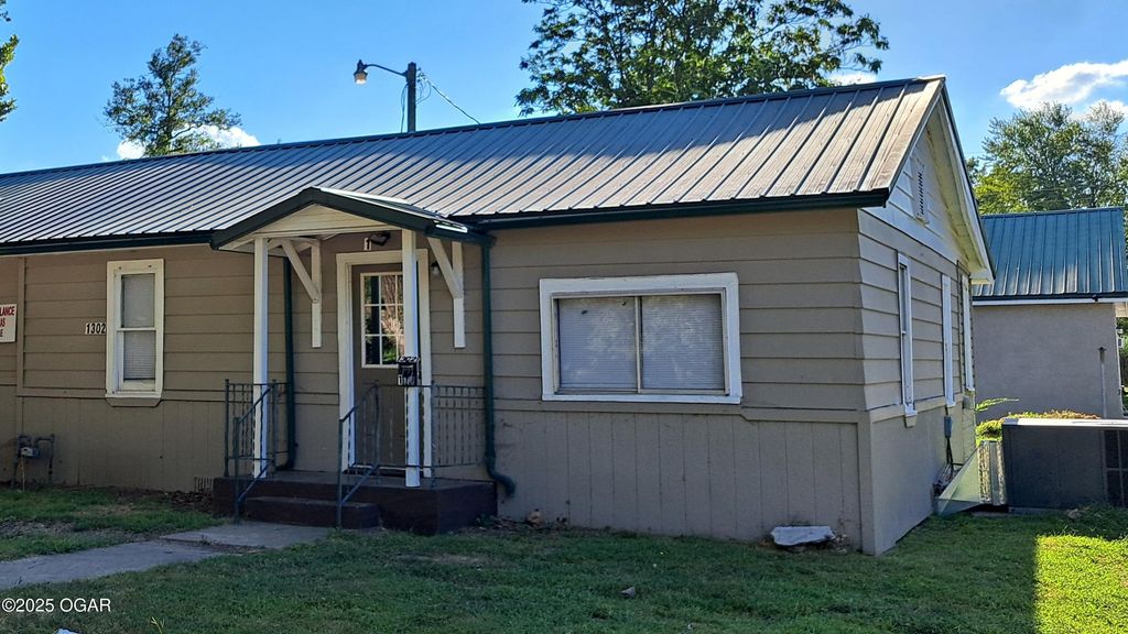 1302 S Iowa Avenue, Joplin, MO 64801