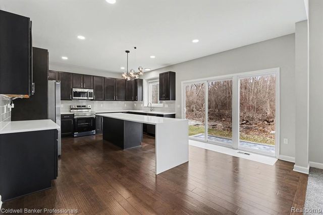 4817 W Stonegate Circle, Lake Orion, MI 48359