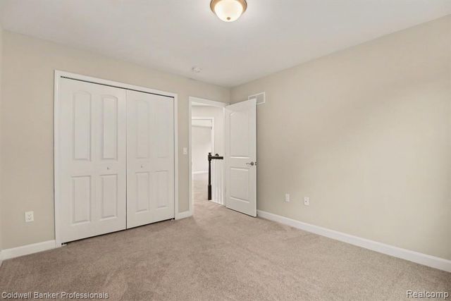 4817 W Stonegate Circle, Lake Orion, MI 48359