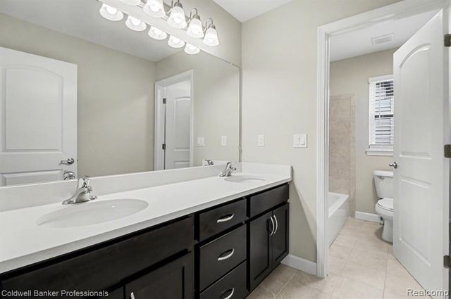 4817 W Stonegate Circle, Lake Orion, MI 48359