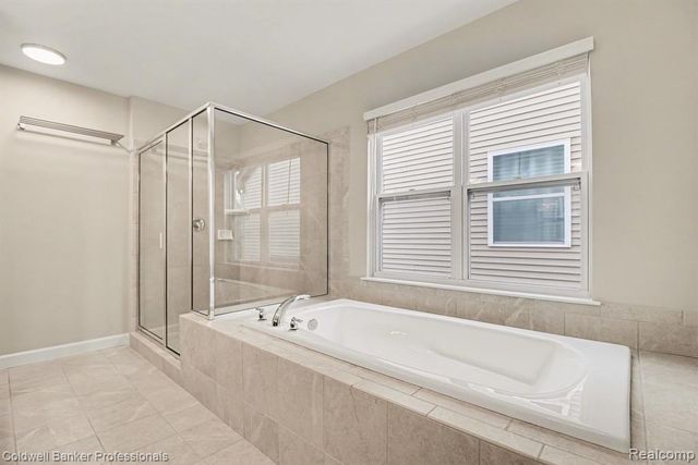 4817 W Stonegate Circle, Lake Orion, MI 48359