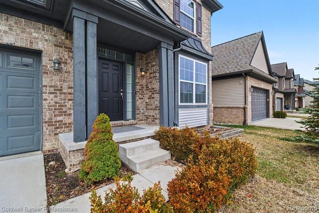 4817 W Stonegate Circle, Lake Orion, MI 48359