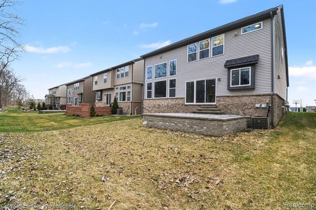 4817 W Stonegate Circle, Lake Orion, MI 48359