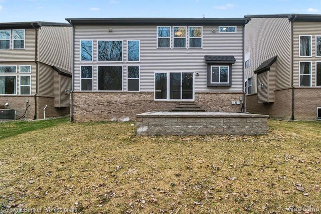 4817 W Stonegate Circle, Lake Orion, MI 48359