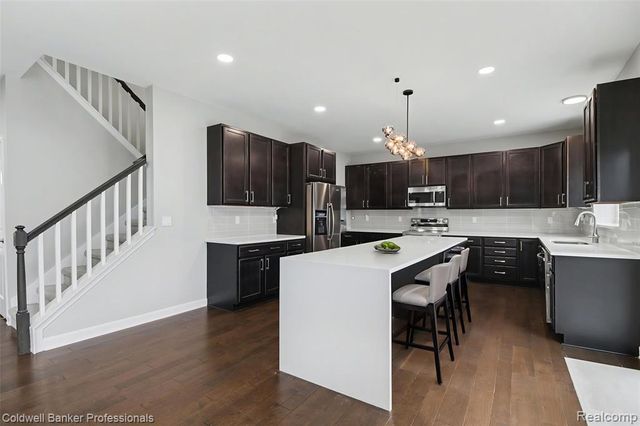 4817 W Stonegate Circle, Lake Orion, MI 48359