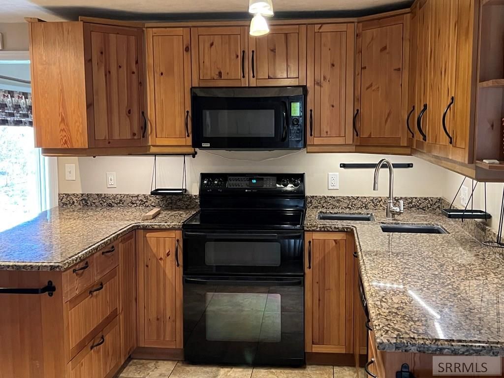 Image 2 of property listing at 326 N Ridge Avenue, Idaho Falls, ID 83402