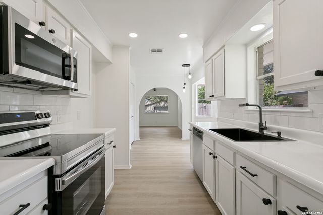 108 PATRICK HENRY DR, Schertz, TX 78154
