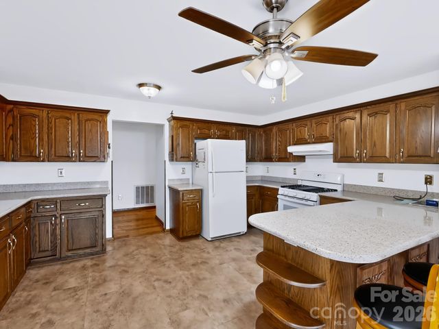 2008 Deep Woods Drive, Hendersonville, NC 28739