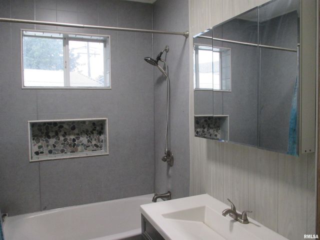 1013 S 8TH Street, Pekin, IL 61554