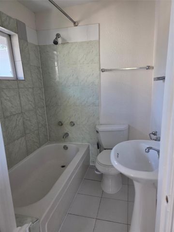 302 71 St Street, Houston, TX 77011