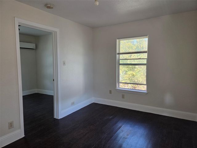 302 71 St Street, Houston, TX 77011