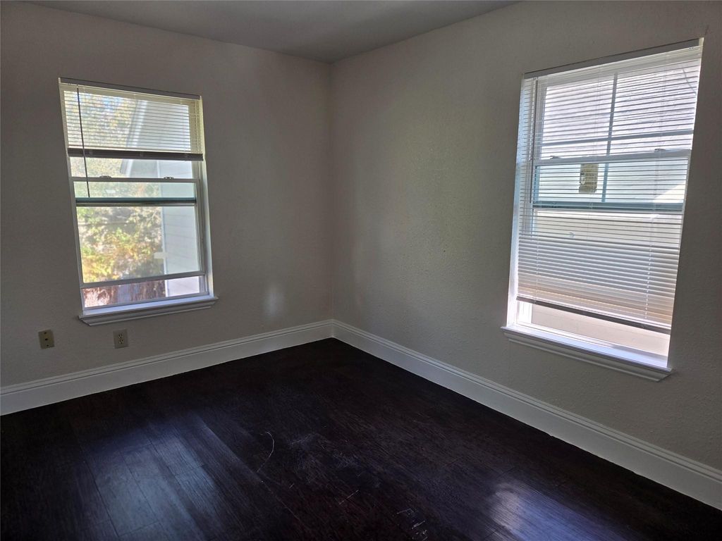 302 71 St Street, Houston, TX 77011