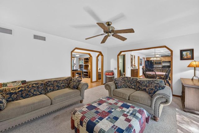 873 Peregrine Circle, Oregon, WI 53575