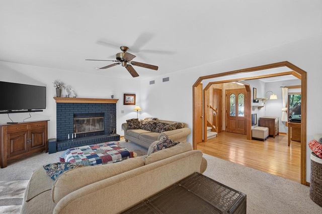 873 Peregrine Circle, Oregon, WI 53575