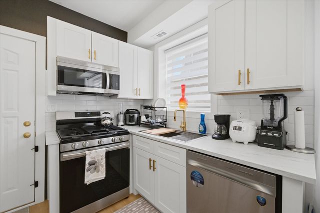 3215 N Francisco Avenue GS, Chicago, IL 60618