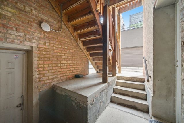 3215 N Francisco Avenue GS, Chicago, IL 60618