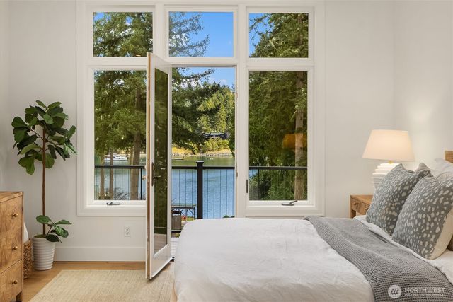 11710 Arrow Point Drive NE, Bainbridge Island, WA 98110
