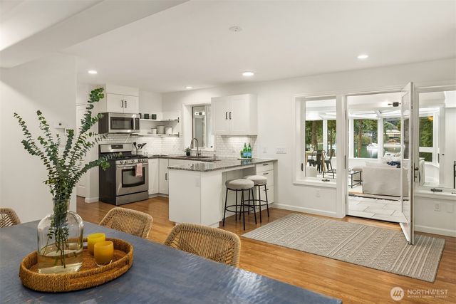 11710 Arrow Point Drive NE, Bainbridge Island, WA 98110