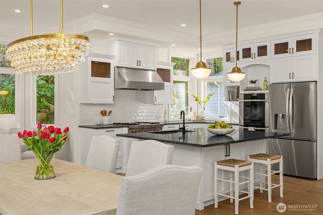 11710 Arrow Point Drive NE, Bainbridge Island, WA 98110