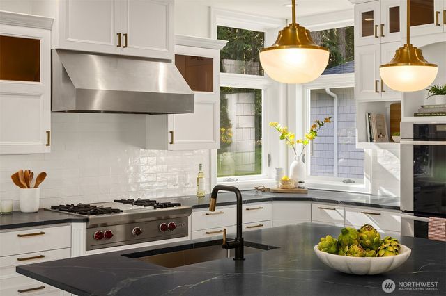 11710 Arrow Point Drive NE, Bainbridge Island, WA 98110