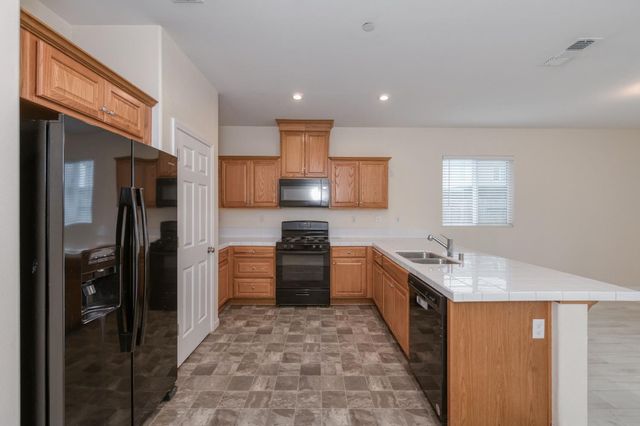 1775 Palmer Avenue, Dinuba, CA 93618