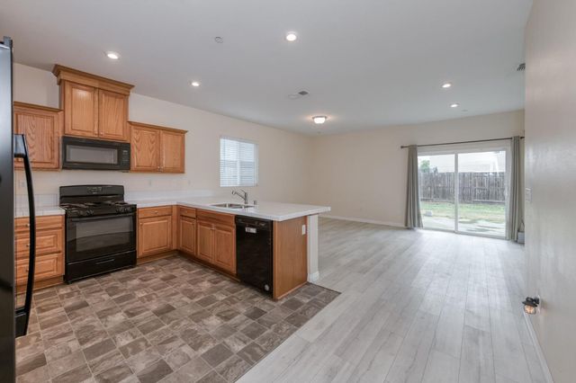 1775 Palmer Avenue, Dinuba, CA 93618