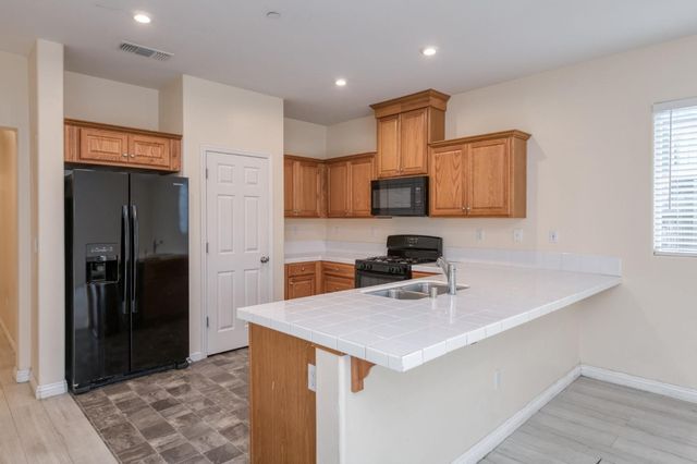 1775 Palmer Avenue, Dinuba, CA 93618