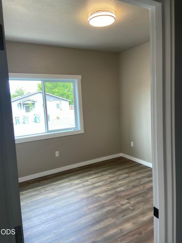126 Lorraine Avenue, Eagle Point, OR 97524