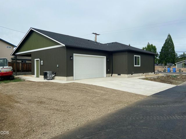 126 Lorraine Avenue, Eagle Point, OR 97524