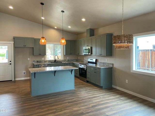 126 Lorraine Avenue, Eagle Point, OR 97524