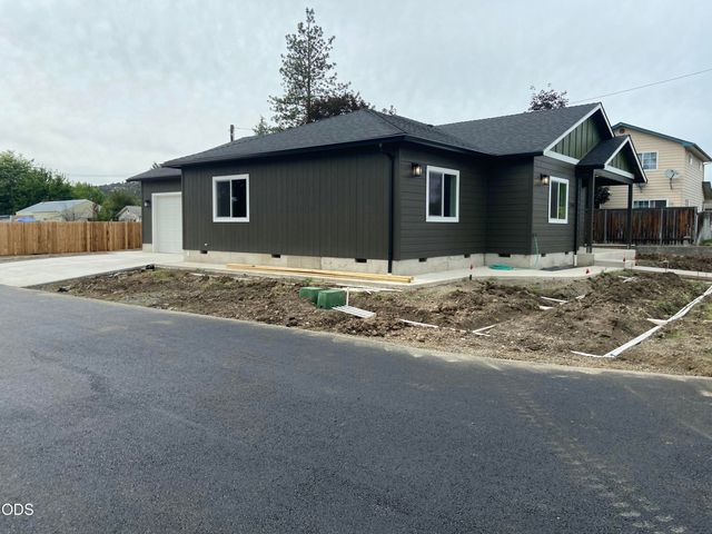126 Lorraine Avenue, Eagle Point, OR 97524