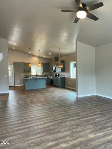 126 Lorraine Avenue, Eagle Point, OR 97524