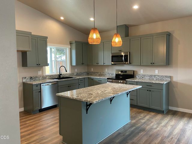 126 Lorraine Avenue, Eagle Point, OR 97524