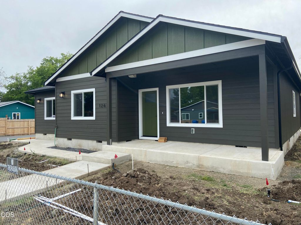 126 Lorraine Avenue, Eagle Point, OR 97524
