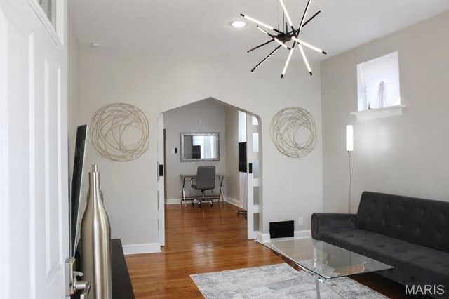 1401 E Prairie Avenue, St Louis, MO 63107