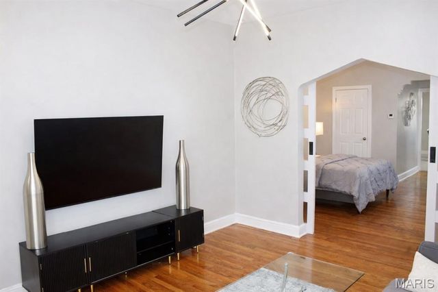 1401 E Prairie Avenue, St Louis, MO 63107