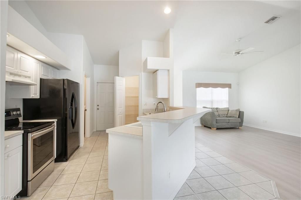 Image 13 of property listing at 5333 SW 16th PL, Cape Coral, FL 33914