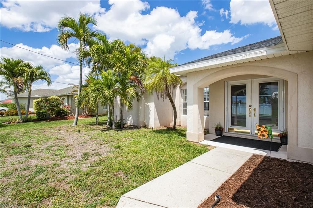 Image 4 of property listing at 5333 SW 16th PL, Cape Coral, FL 33914